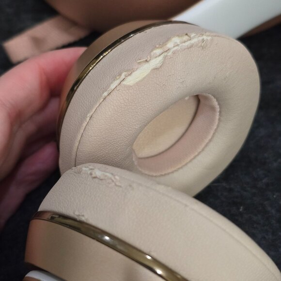 Beats Solo3 Wireless Headphones – Rose Gold Limited Edition w/ Case, EUC - Picture 10 of 16
